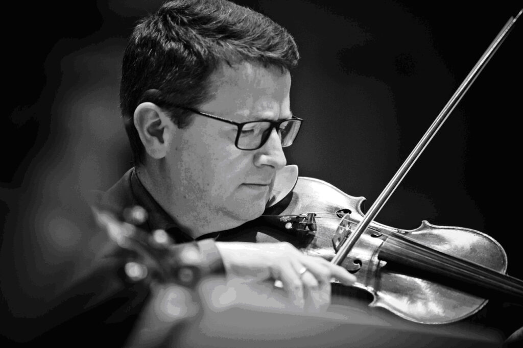 Portrait von Raimar Orlovsky mit konzentriertem Blick an der Violine